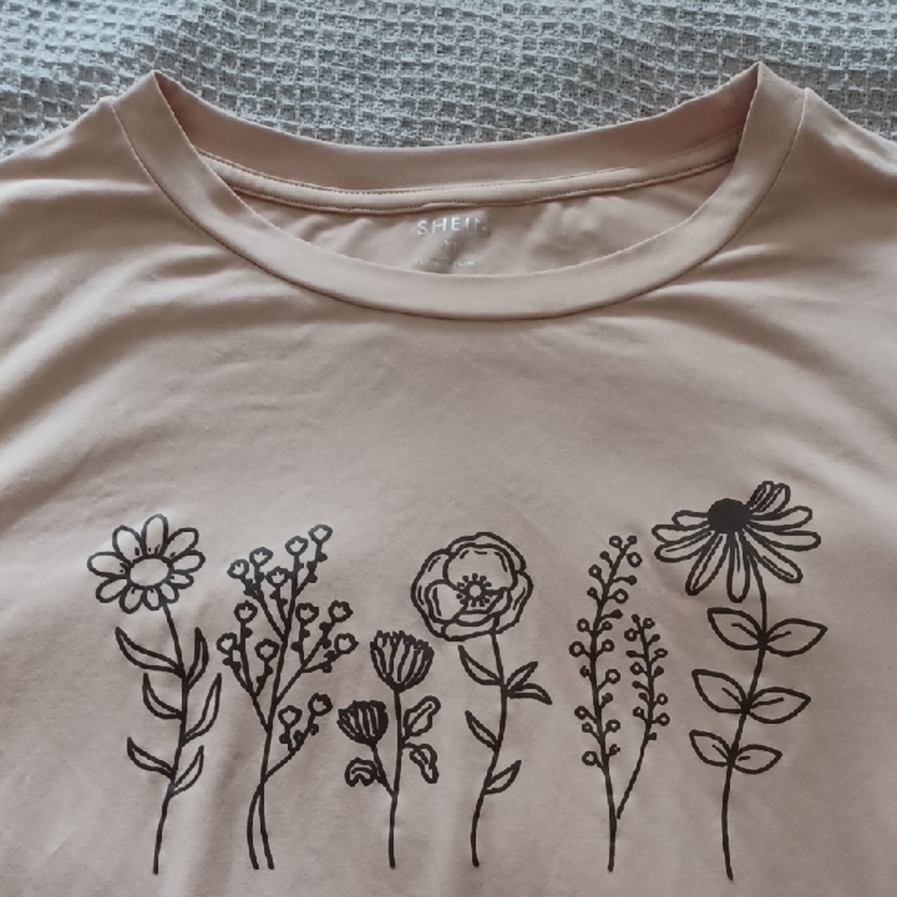 ❤️SHEIN Tan Floral Short Sleeve Tee
